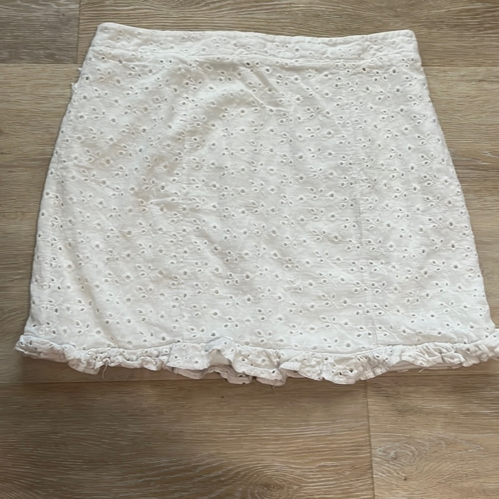White mini skirt with flower embroidery